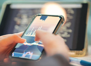 Investerare som går igenom den transparenta processen för överföring av medel och uttag