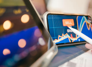 Trader som analyserar Bitcoin, Ethereum och alternativ för valutahandel på flera marknader